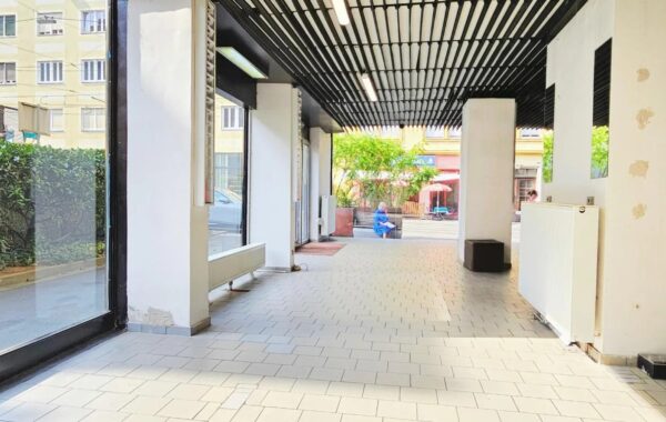 Lichtdurchflutetes Geschäftslokal mit großer Auslage